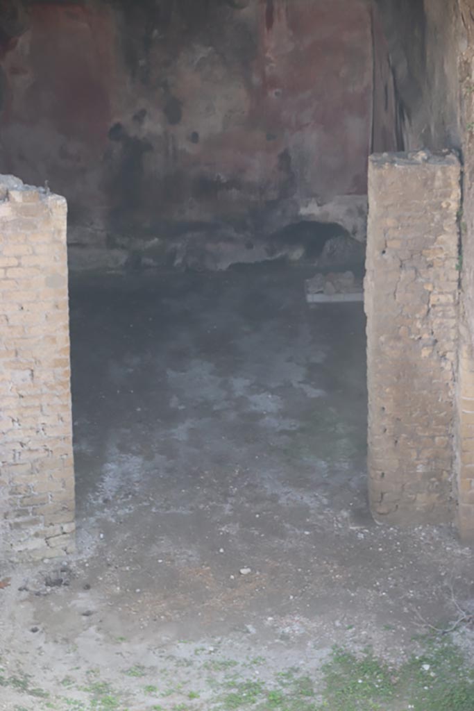 III.1/2/18/19, Herculaneum. October 2023. 
North wall of room E with doorway into room D. Photo courtesy of Klaus Heese.